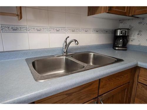 128 Devine Crescent, Thorold, ON - Indoor Photo Showing Kitchen With Double Sink