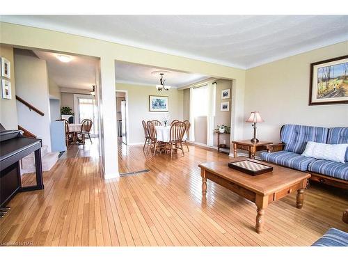 155 East West Line Road, Niagara-On-The-Lake, ON - Indoor Photo Showing Living Room