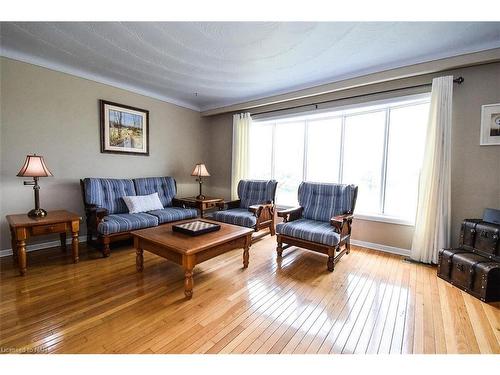 155 East West Line Road, Niagara-On-The-Lake, ON - Indoor Photo Showing Living Room