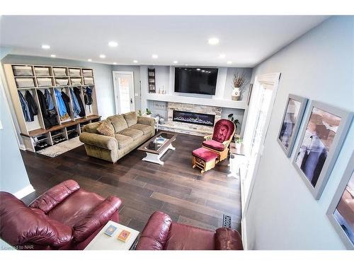 155 East West Line Road, Niagara-On-The-Lake, ON - Indoor Photo Showing Living Room With Fireplace