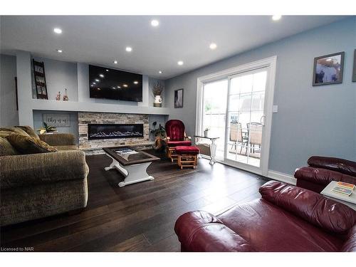 155 East West Line Road, Niagara-On-The-Lake, ON - Indoor Photo Showing Living Room With Fireplace