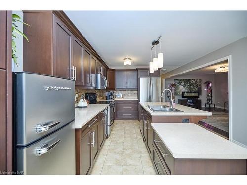 6518 Desanka Avenue Avenue, Niagara Falls, ON - Indoor Photo Showing Kitchen With Double Sink