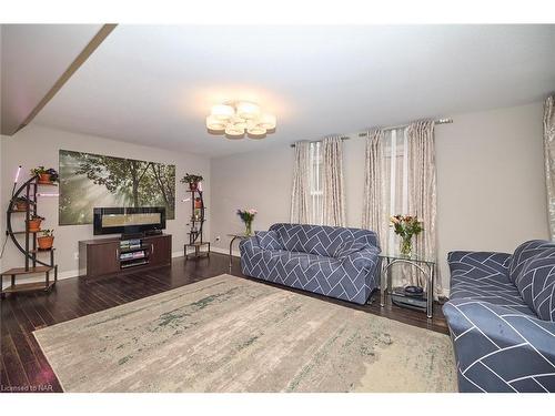 6518 Desanka Avenue Avenue, Niagara Falls, ON - Indoor Photo Showing Living Room