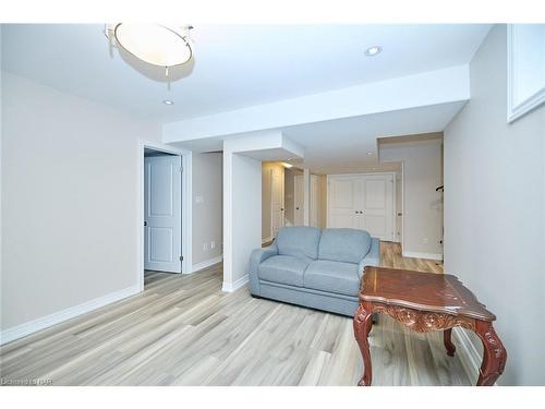 6518 Desanka Avenue Avenue, Niagara Falls, ON - Indoor Photo Showing Living Room