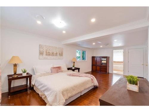 6571 Cleveland Avenue, Niagara Falls, ON - Indoor Photo Showing Bedroom