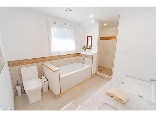 6571 Cleveland Avenue, Niagara Falls, ON - Indoor Photo Showing Bathroom