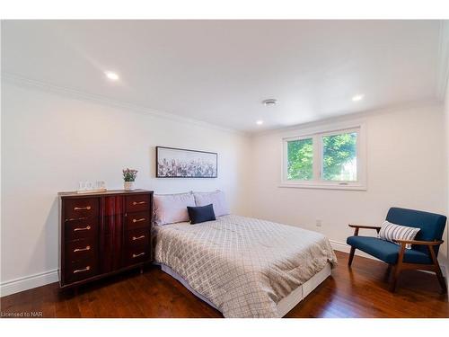6571 Cleveland Avenue, Niagara Falls, ON - Indoor Photo Showing Bedroom
