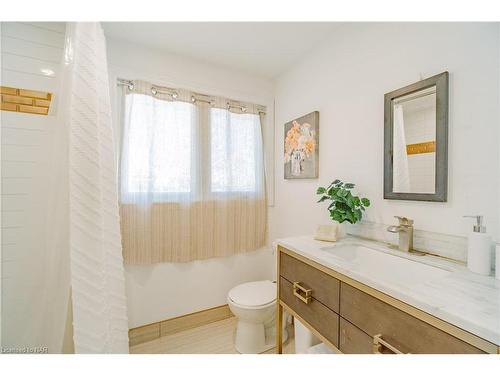 6571 Cleveland Avenue, Niagara Falls, ON - Indoor Photo Showing Bathroom