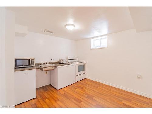 6571 Cleveland Avenue, Niagara Falls, ON - Indoor Photo Showing Kitchen