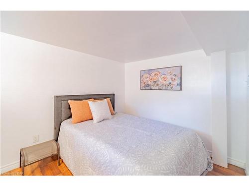 6571 Cleveland Avenue, Niagara Falls, ON - Indoor Photo Showing Bedroom