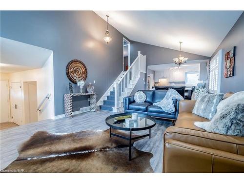 376 Aqueduct Street, Welland, ON - Indoor Photo Showing Living Room