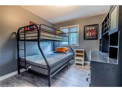 376 Aqueduct Street, Welland, ON - Indoor Photo Showing Bedroom