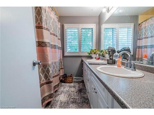 376 Aqueduct Street, Welland, ON - Indoor Photo Showing Bathroom