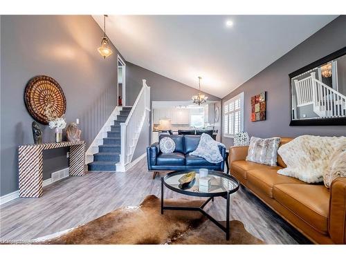 376 Aqueduct Street, Welland, ON - Indoor Photo Showing Living Room