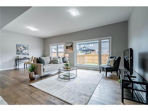 7209 Parsa Street, Niagara Falls, ON - Indoor Photo Showing Living Room