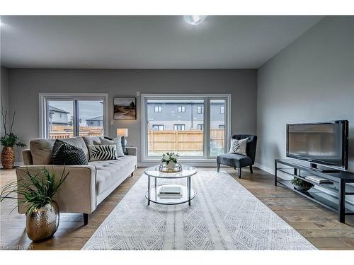 7209 Parsa Street, Niagara Falls, ON - Indoor Photo Showing Living Room