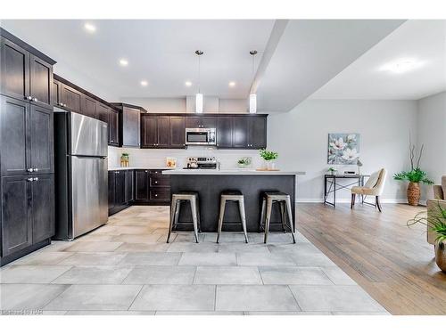 7209 Parsa Street, Niagara Falls, ON - Indoor Photo Showing Kitchen With Upgraded Kitchen