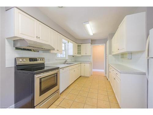 5580 Belmont Avenue, Niagara Falls, ON - Indoor Photo Showing Kitchen With Double Sink