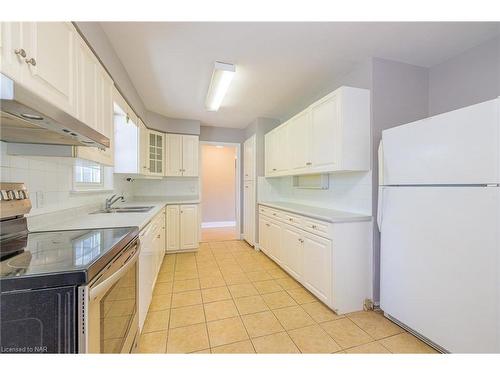 5580 Belmont Avenue, Niagara Falls, ON - Indoor Photo Showing Kitchen With Double Sink