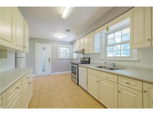 5580 Belmont Avenue, Niagara Falls, ON - Indoor Photo Showing Kitchen With Double Sink