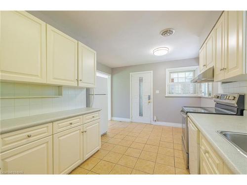 5580 Belmont Avenue, Niagara Falls, ON - Indoor Photo Showing Kitchen