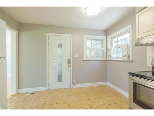 5580 Belmont Avenue, Niagara Falls, ON - Indoor Photo Showing Other Room