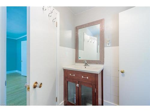 5580 Belmont Avenue, Niagara Falls, ON - Indoor Photo Showing Bathroom