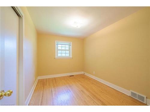 5580 Belmont Avenue, Niagara Falls, ON - Indoor Photo Showing Other Room