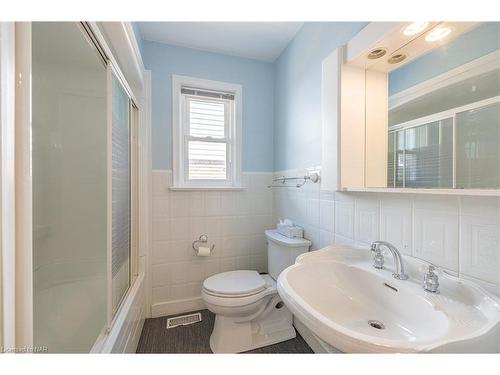 5580 Belmont Avenue, Niagara Falls, ON - Indoor Photo Showing Bathroom