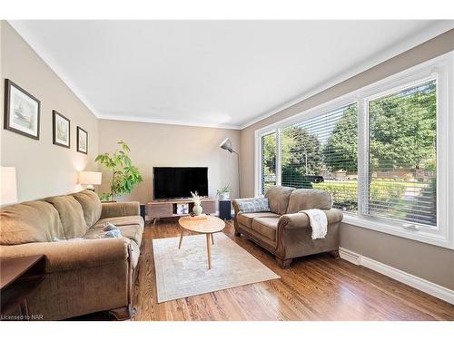 42 Claremount Circle, Welland, ON - Indoor Photo Showing Living Room