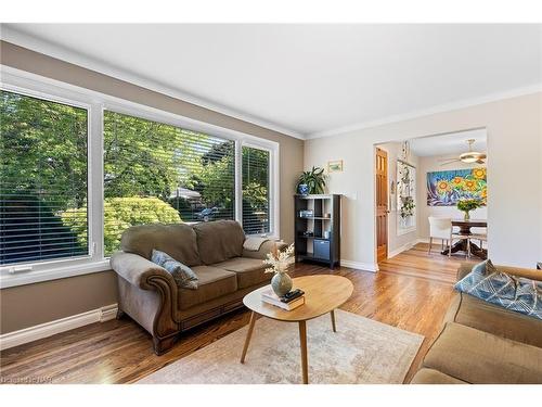 42 Claremount Circle, Welland, ON - Indoor Photo Showing Living Room