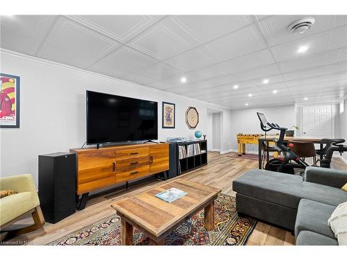 42 Claremount Circle, Welland, ON - Indoor Photo Showing Living Room