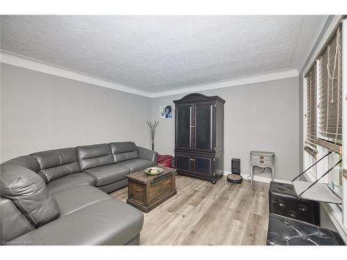 82 Balmoral Avenue, Welland, ON - Indoor Photo Showing Living Room