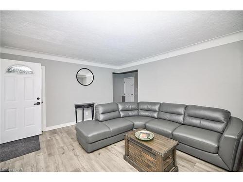 82 Balmoral Avenue, Welland, ON - Indoor Photo Showing Living Room