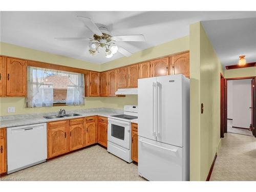 3290 Fairway Road, Niagara Falls, ON - Indoor Photo Showing Kitchen With Double Sink