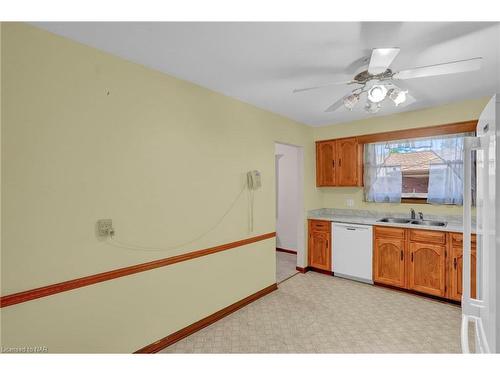 3290 Fairway Road, Niagara Falls, ON - Indoor Photo Showing Kitchen With Double Sink