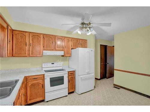 3290 Fairway Road, Niagara Falls, ON - Indoor Photo Showing Kitchen With Double Sink