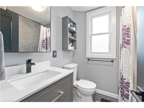 168 Young Street, Welland, ON - Indoor Photo Showing Bathroom