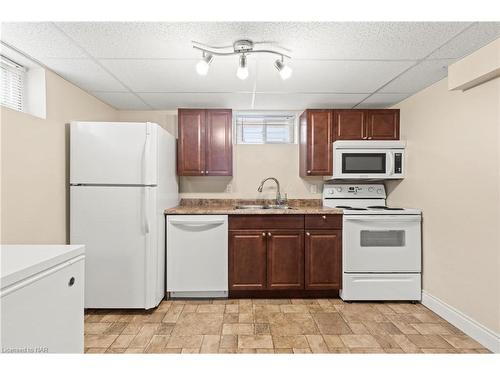 3533 Gainsborough Avenue, Niagara Falls, ON - Indoor Photo Showing Kitchen