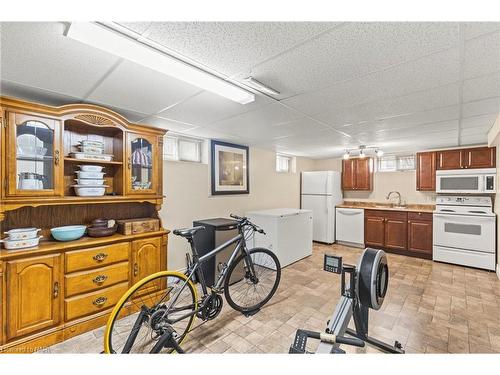 3533 Gainsborough Avenue, Niagara Falls, ON - Indoor Photo Showing Kitchen