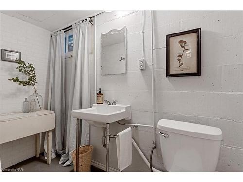 120 Edgar Street, Welland, ON - Indoor Photo Showing Bathroom