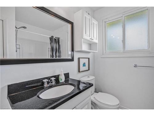 18 Endicott Terrace, Welland, ON - Indoor Photo Showing Kitchen With Double Sink