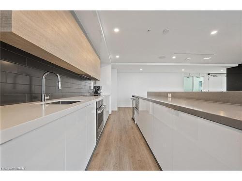 117-16 Concord Place, Grimsby, ON - Indoor Photo Showing Kitchen