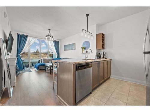 117-16 Concord Place, Grimsby, ON - Indoor Photo Showing Kitchen