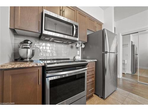 117-16 Concord Place, Grimsby, ON - Indoor Photo Showing Kitchen With Stainless Steel Kitchen With Upgraded Kitchen