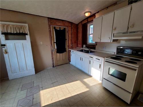 5624 Glenholme Avenue, Niagara Falls, ON - Indoor Photo Showing Kitchen With Double Sink