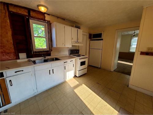 5624 Glenholme Avenue, Niagara Falls, ON - Indoor Photo Showing Kitchen With Double Sink