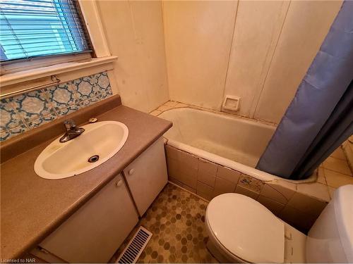 5624 Glenholme Avenue, Niagara Falls, ON - Indoor Photo Showing Bathroom