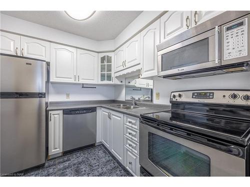 812-81 Scott Street, St. Catharines, ON - Indoor Photo Showing Kitchen With Double Sink