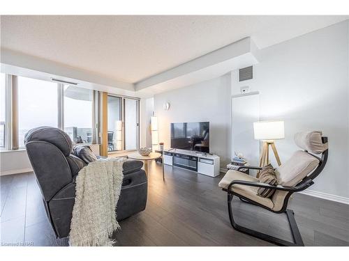 812-81 Scott Street, St. Catharines, ON - Indoor Photo Showing Living Room